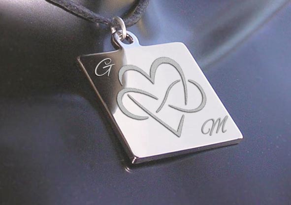 Gravure symbole de l'amour sur pendentif