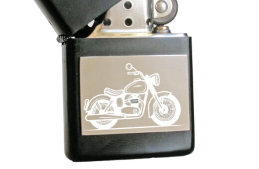 Moto gravée sur briquet