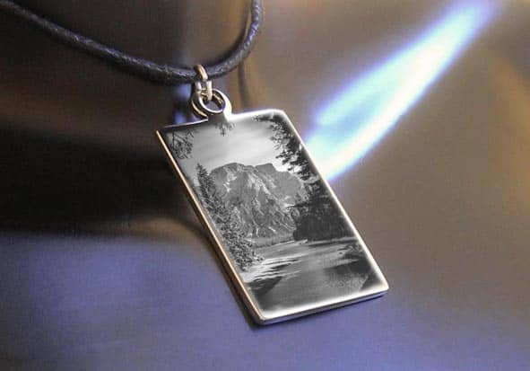 Paysage gravé sur pendentif